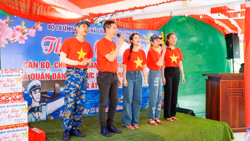 Các nghệ sĩ từ Nhà hát Tuổi trẻ Việt Nam biểu diễn.