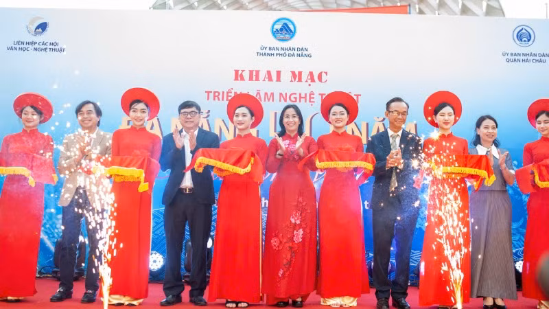 Các đại biểu cắt băng khai mạc triển lãm “Đà Nẵng 50 năm - Khát vọng vươn mình”.