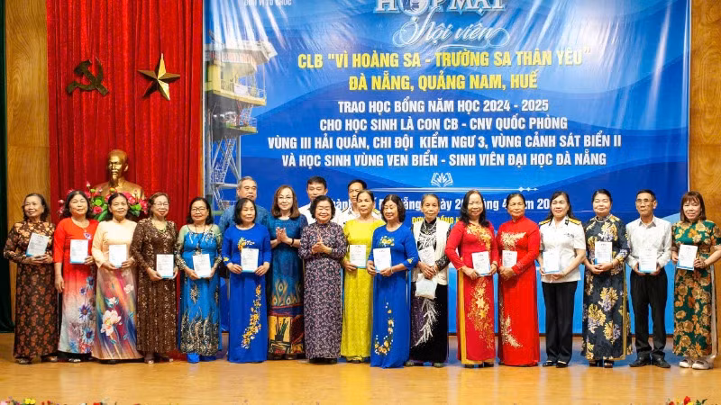Lễ kết nạp hội viên Câu lạc bộ “Vì Hoàng Sa-Trường Sa thân yêu”. Lễ kết nạp hội viên Câu lạc bộ “Vì Hoàng Sa-Trường Sa thân yêu”.