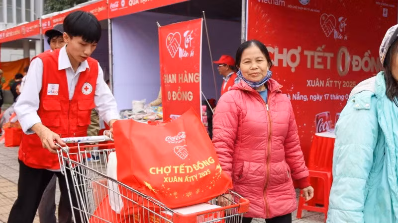 Chương trình "Chợ Tết 0 đồng" do Hội Chữ thập đỏ thành phố Đà Nẵng phối hợp Coca-Cola Việt Nam tổ chức vừa qua. Chương trình "Chợ Tết 0 đồng" do Hội Chữ thập đỏ thành phố Đà Nẵng phối hợp Coca-Cola Việt Nam tổ chức vừa qua.