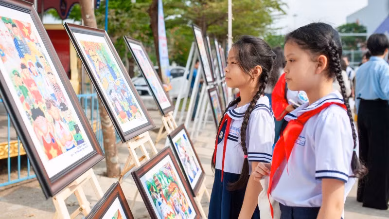 Các em thiếu nhi tham quan triển lãm.