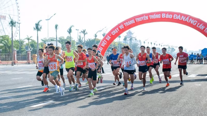 Các vận động viên tham gia Giải Việt dã - chạy Vũ trang truyền thống Báo Đà Nẵng lần thứ 28.