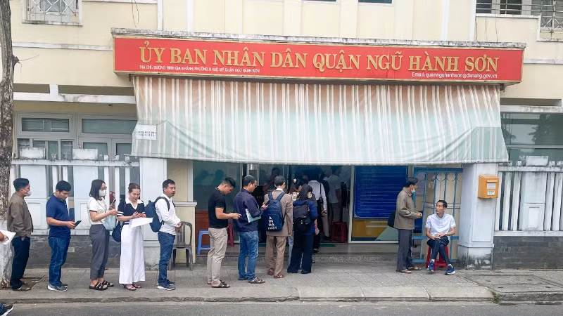 Người dân xếp hàng từ sớm để lấy số thứ tự.
