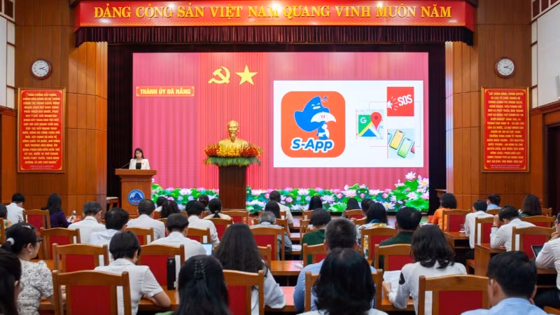 Giới thiệu ứng dụng “SOS - Phòng ngừa, ứng phó với bạo lực, xâm hại phụ nữ và trẻ em” tại hội nghị.