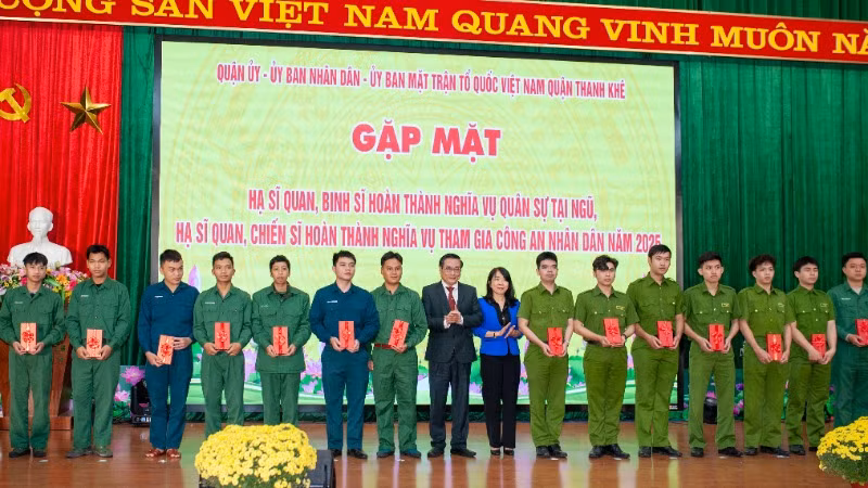 Lãnh đạo quận Thanh Khê trao quà cho quân nhân xuất ngũ năm 2025 trên địa bàn quận.
