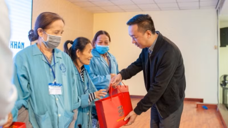 Đồng chí Vũ Hoàng Vĩnh, Vụ trưởng, Chánh Văn phòng Báo Nhân Dân trao quà Tết cho các bệnh nhân.