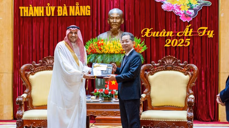 Đại sứ Saudi Arabia tại Việt Nam tặng quà lưu niệm.