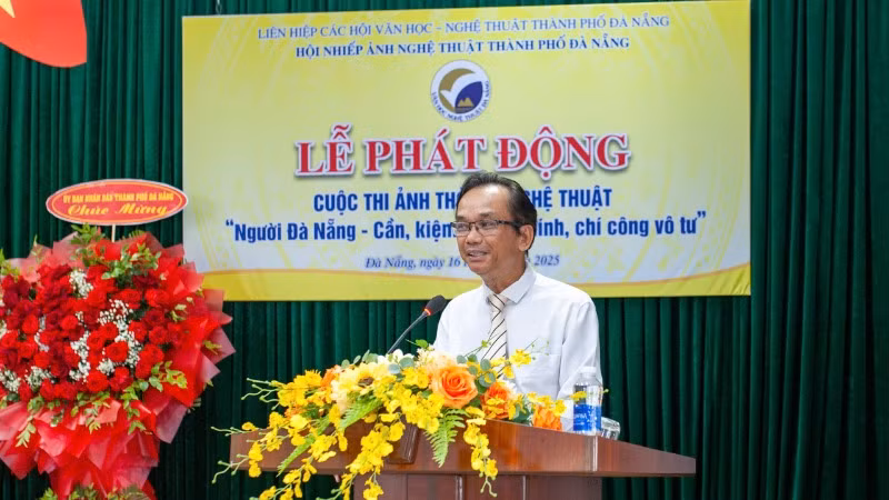 Chủ tịch Liên hiệp các Hội Văn học-Nghệ thuật Đà Nẵng Nguyễn Nho Khiêm phát động cuộc thi.