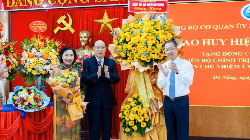 Bí thư Thành ủy Đà Nẵng Nguyễn Văn Quảng chúc mừng buổi lễ.