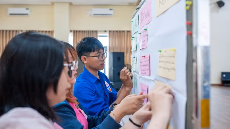 Các bạn thanh niên trình bày kế hoạch.