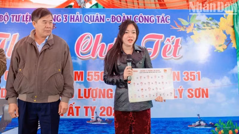 Đại diện Báo Nhân Dân giới thiệu bức tranh.
