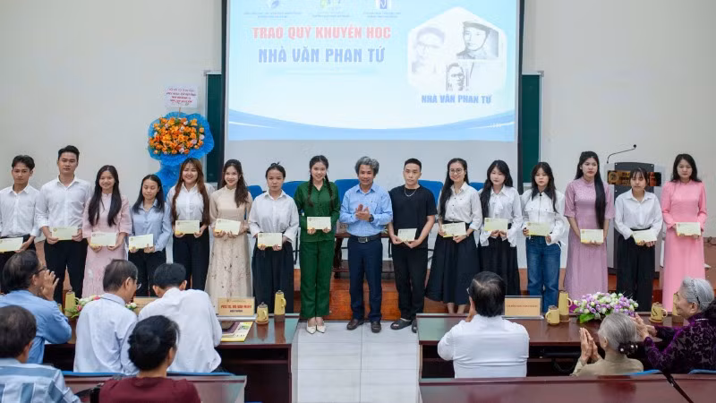Trao Quỹ khuyến học mang tên nhà văn Phan Tứ cho 15 sinh viên ưu tú.