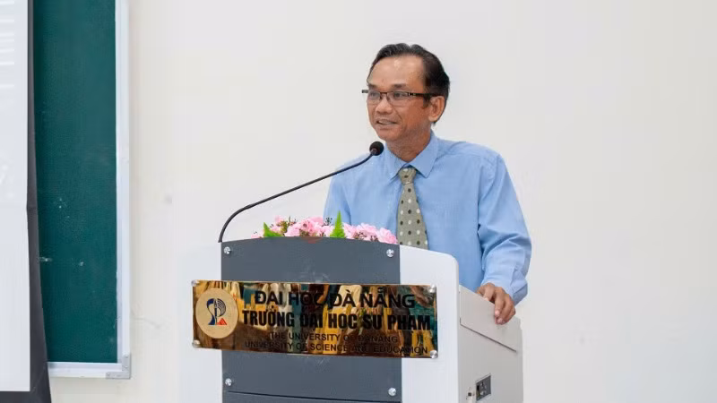 Chủ tịch Liên hiệp các Hội Văn học-Nghệ thuật thành phố Đà Nẵng Nguyễn Nho Khiêm phát biểu.