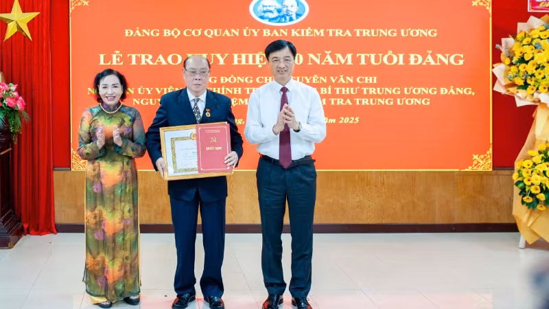 Đồng chí Nguyễn Duy Ngọc, Ủy viên Bộ Chính trị, Bí thư Trung ương Đảng, Chủ nhiệm Ủy ban Kiểm tra Trung ương trao tặng Huy hiệu 60 năm tuổi Đảng cho đồng chí Nguyễn Văn Chi.