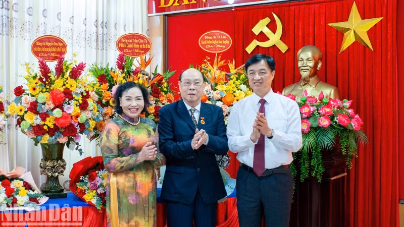 Tổng Bí thư Tô Lâm gửi lẵng hoa chúc mừng Lễ trao Huy hiệu 60 năm tuổi Đảng tặng đồng chí Nguyễn Văn Chi.