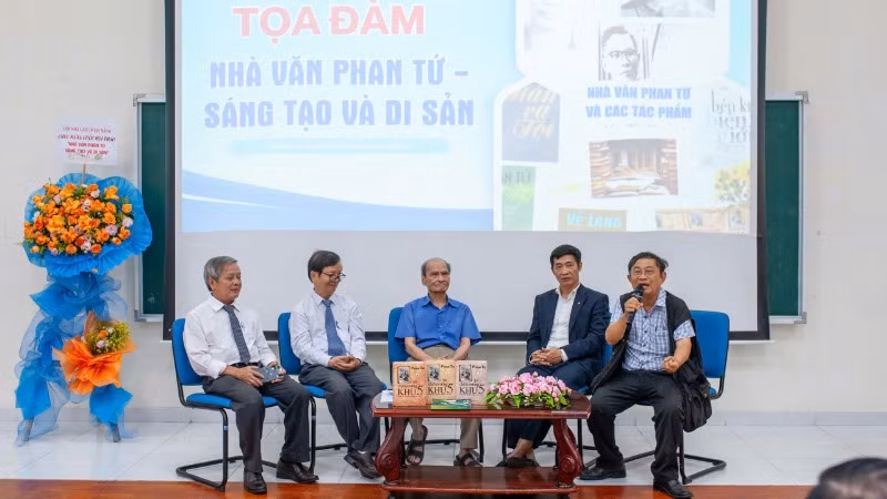 Các diễn giả trao đổi với sinh viên tại Tọa đàm khoa học “Nhà văn Phan Tứ-Sáng tạo và Di sản”.