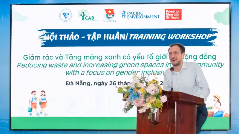 Chuyên gia trình bày tại hội thảo.
