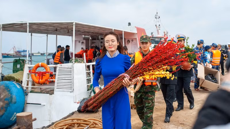 Đoàn công tác Vùng 3 Hải quân đưa quà Tết lên đảo Lý Sơn.