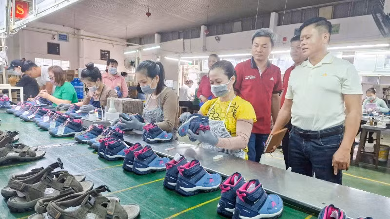 Sản xuất giày dép tại Công ty Cổ phần Hữu nghị Đà Nẵng. Sản xuất giày dép tại Công ty Cổ phần Hữu nghị Đà Nẵng.