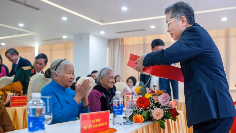Bí thư Thành ủy Nguyễn Văn Quảng trao quà cho các Mẹ Việt Nam Anh hùng. Bí thư Thành ủy Nguyễn Văn Quảng trao quà cho các Mẹ Việt Nam Anh hùng.