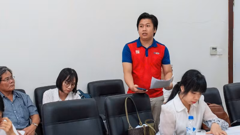 Phóng viên tham dự buổi gặp mặt báo chí phát biểu.