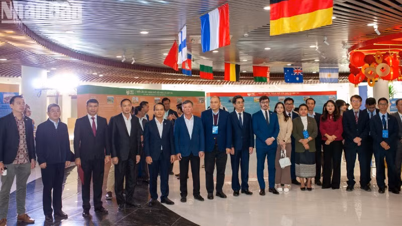 Lãnh đạo thành phố và các đại biểu tại Công viên APEC. Lãnh đạo thành phố và các đại biểu tại Công viên APEC.