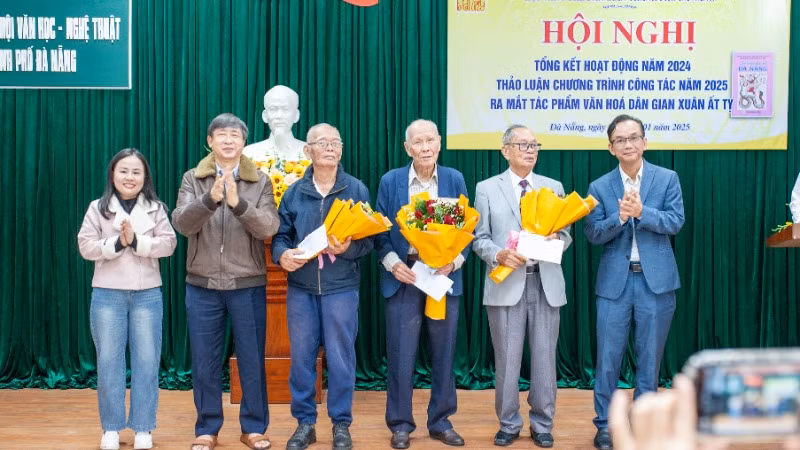 Đại diện Liên hiệp hội mừng thọ cho các hội viên cao tuổi. Đại diện Liên hiệp hội mừng thọ cho các hội viên cao tuổi.