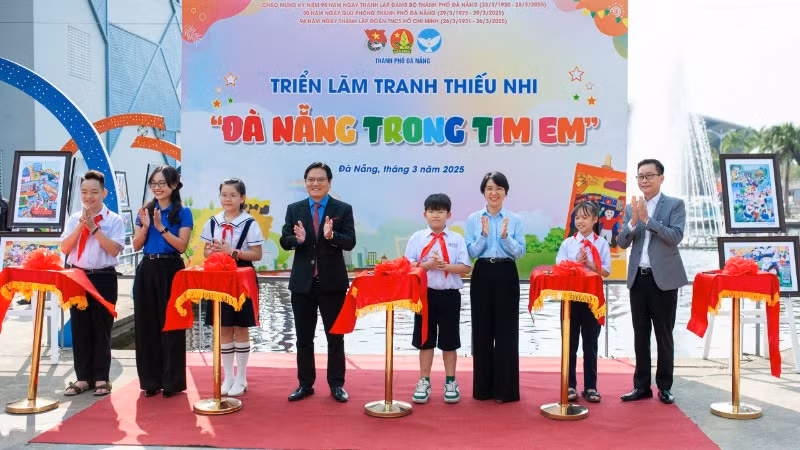 Ban tổ chức cắt băng chào mừng triển lãm tranh thiếu nhi “Đà Nẵng trong tim em".
