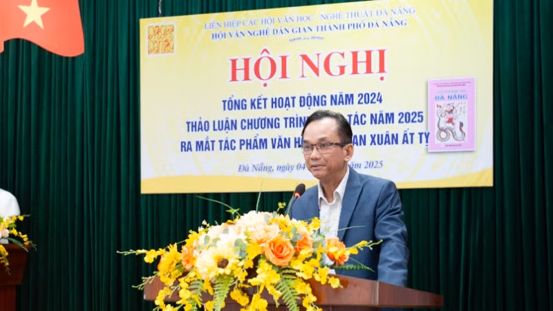 Chủ tịch Liên hiệp các Hội Văn học-Nghệ thuật thành phố Đà Nẵng Nguyễn Nho Khiêm phát biểu. Chủ tịch Liên hiệp các Hội Văn học-Nghệ thuật thành phố Đà Nẵng Nguyễn Nho Khiêm phát biểu.