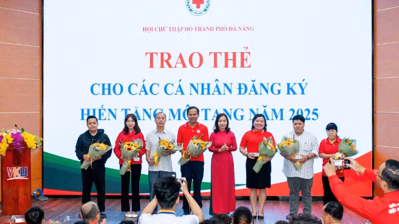 Hội Chữ thập đỏ thành phố Đà Nẵng trao thẻ hiến, tặng mô cho 10 cá nhân đại diện cho 100 cá nhân đã đăng kí đơn hiến mô tạng.