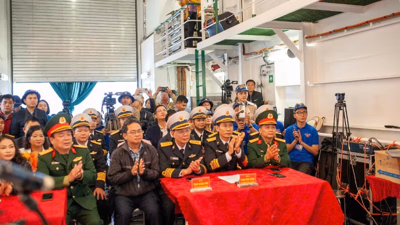 Các đại biểu trên chuyến tàu chúc Tết quân, dân huyện đảo Cồn Cỏ và Lý Sơn.