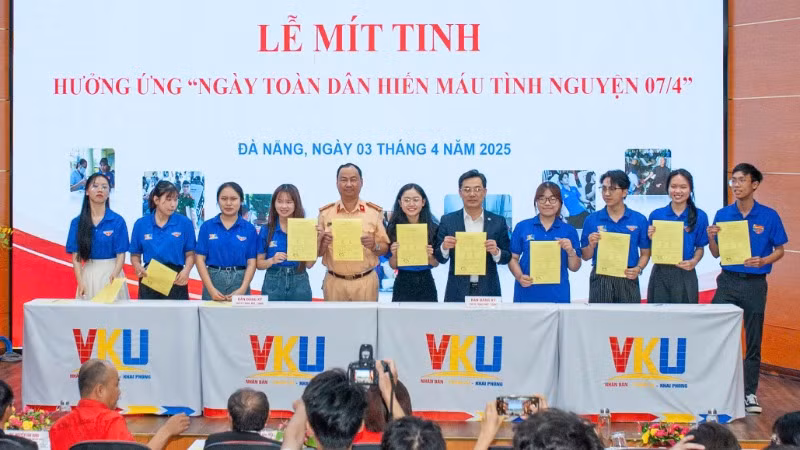 Các đại biểu và đoàn viên, sinh viên đăng ký hiến mô tạng.