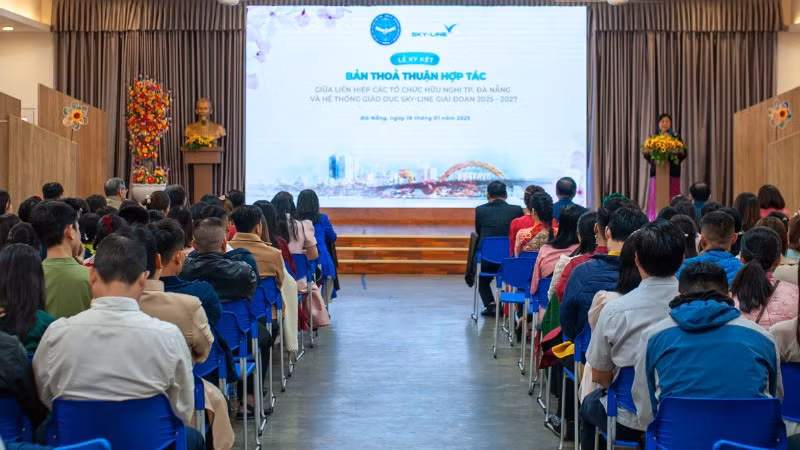 Quang cảnh buổi lễ. Quang cảnh buổi lễ.