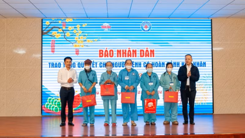 Lãnh đạo Cơ quan Thường trực Báo Nhân Dân tại Đà Nẵng trao quà Tết cho các bệnh nhân.