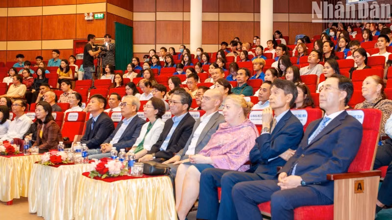 Các đại biểu tham dự chương trình.