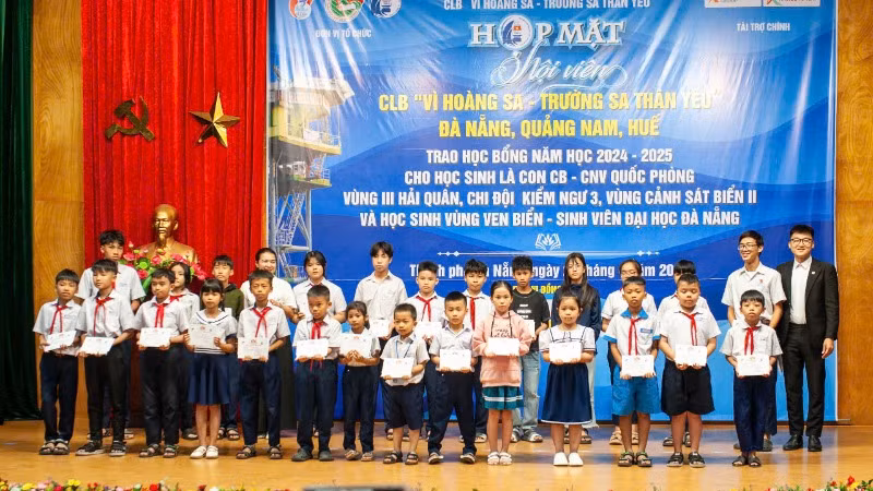 Quỹ Học bổng Vừ A Dính tổ chức trao 305 suất học bổng năm học 2024–2025 cho con em cán bộ, chiến sĩ.