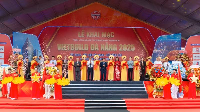 Nghi thức cắt băng khai mạc Triển lãm quốc tế Vietbuild Đà Nẵng 2025.