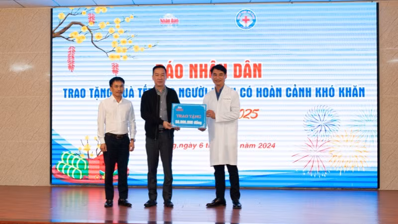 Đại diện Báo Nhân Dân trao 50 triệu đồng cho Bệnh viện Đà Nẵng.