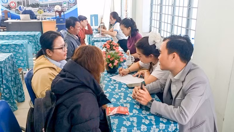 Phiên giao dịch việc làm tại Trung tâm Dịch vụ việc làm Đà Nẵng. Phiên giao dịch việc làm tại Trung tâm Dịch vụ việc làm Đà Nẵng.