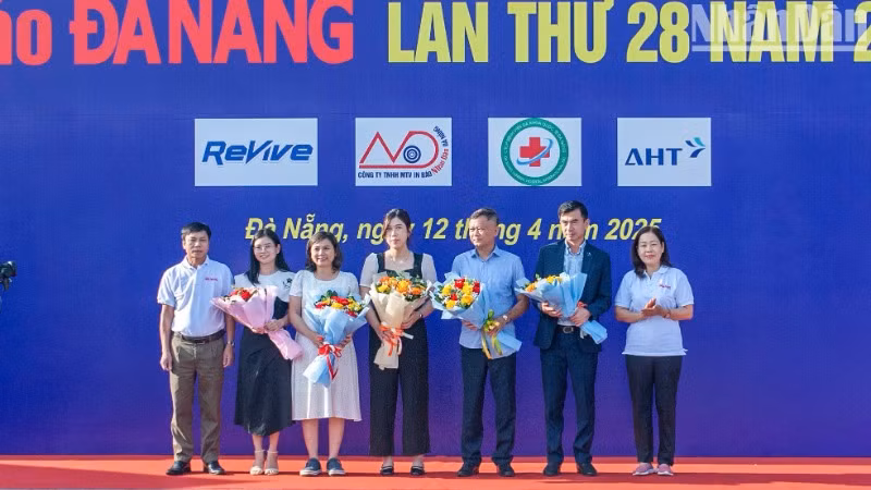 Ban tổ chức trao hoa cho các đơn vị tài trợ.