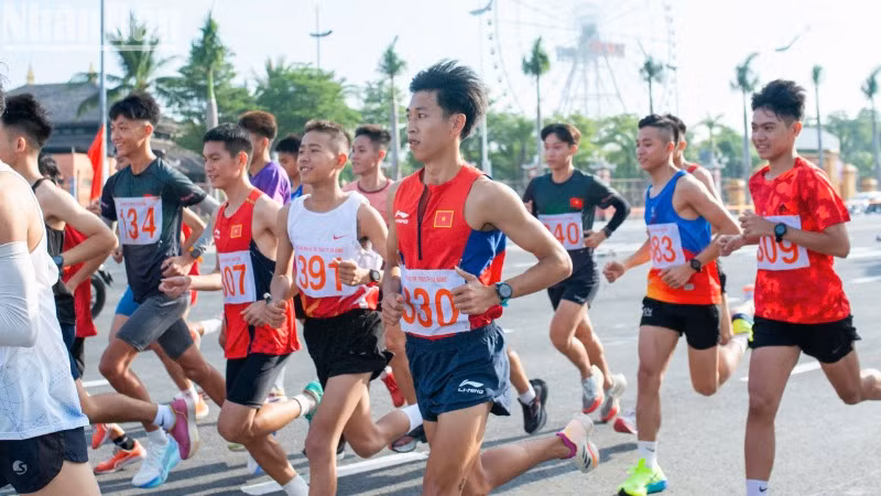 Giải Việt dã - chạy Vũ trang truyền thống Báo Đà Nẵng còn có sự tham gia của các vận động viên chuyên nghiệp.