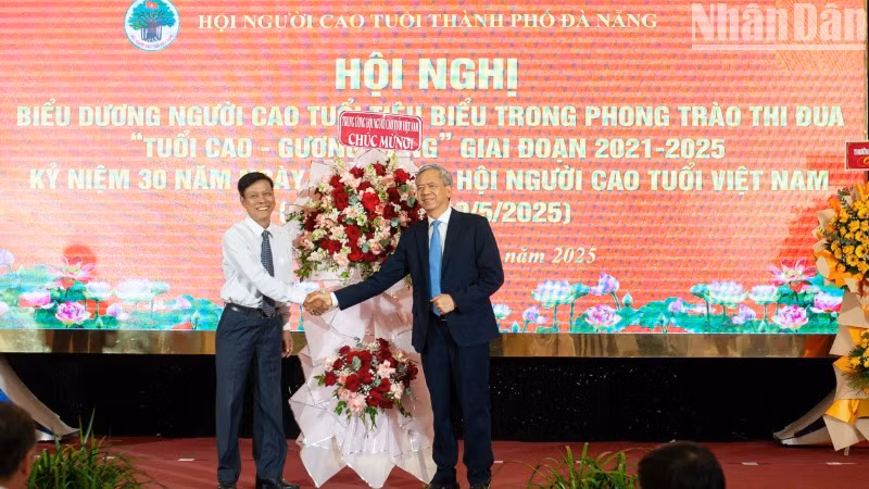 Trung ương Hội Người cao tuổi Việt Nam tặng hoa chúc mừng hội nghị. Trung ương Hội Người cao tuổi Việt Nam tặng hoa chúc mừng hội nghị.