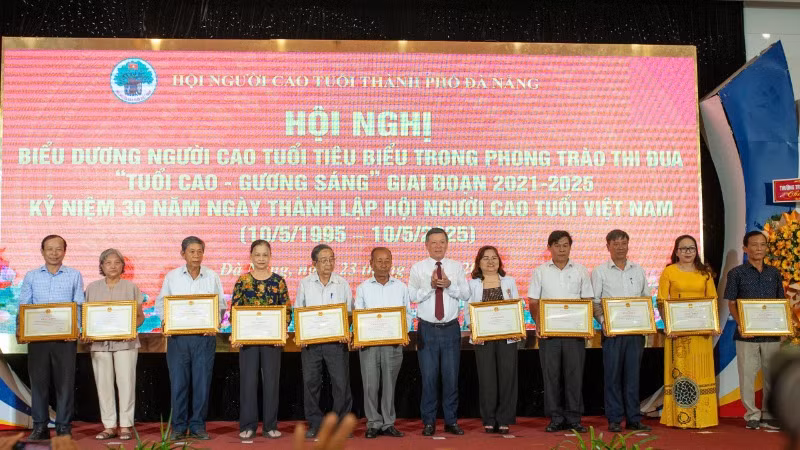11 tập thể và cá nhân đã có thành tích xuất sắc trong Phong trào thi đua "Tuổi cao-Gương sáng" giai đoạn 2021-2025.