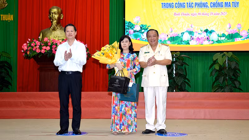 Vợ Liệt sĩ Trần Văn Dũng, nguyên Trưởng Công an xã Tiến Lợi, thành phố Phan Thiết nhận quà của Chủ tịch nước và Bộ trưởng Công an.