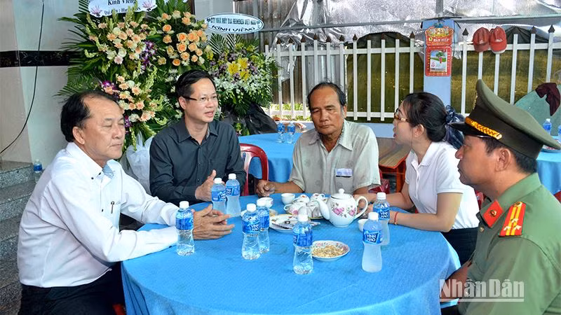 Chủ tịch UBND tỉnh Bình Thuận Đoàn Anh Dũng (thứ hai từ trái qua) thăm hỏi, chia sẻ, động viên người thân gia đình anh Nguyễn Hữu Đốn. Chủ tịch UBND tỉnh Bình Thuận Đoàn Anh Dũng (thứ hai từ trái qua) thăm hỏi, chia sẻ, động viên người thân gia đình anh Nguyễn Hữu Đốn.