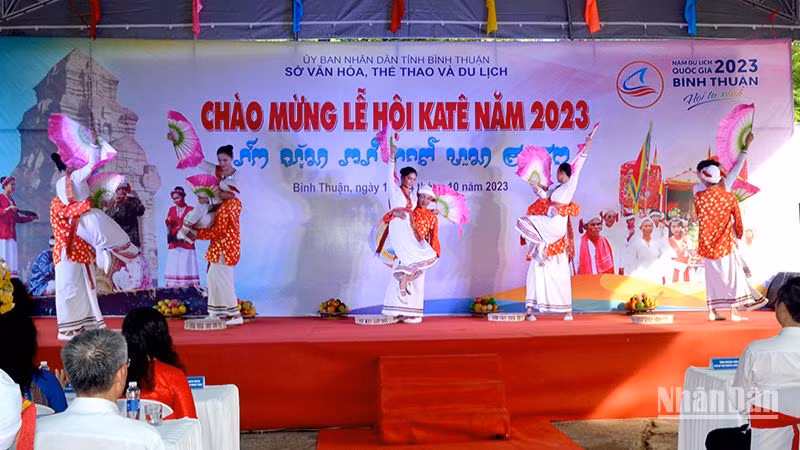 Biểu diễn múa hát truyền thống dân tộc Chăm khai mạc Lễ hội Katê 2023.