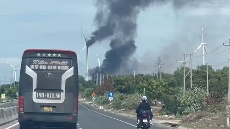 Từ xa người đi đường đều nhìn thấy tua-bin gió bị cháy.