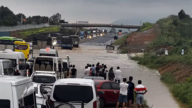 Sáng 29/7, tại Km25+419 cao tốc Phan Thiết-Dầu Giây, qua huyện Hàm Tân, Bình Thuận bị ngập nặng, gây ách tắc giao thông trên đoạn tuyến này ở cả hai chiều. 