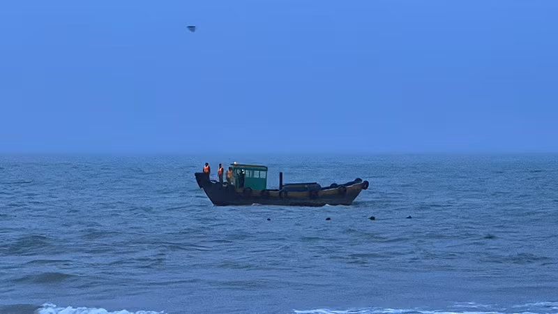 Các lực lượng tiếp tục tìm kiếm nam thanh niên tắm biển bị mất tích Các lực lượng tiếp tục tìm kiếm nam thanh niên tắm biển bị mất tích