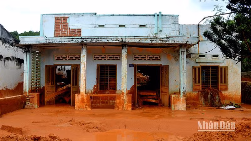 Một nhà dân bị nước, bùn cát tràn vào nhà làm hư hỏng tài sản. Một nhà dân bị nước, bùn cát tràn vào nhà làm hư hỏng tài sản.